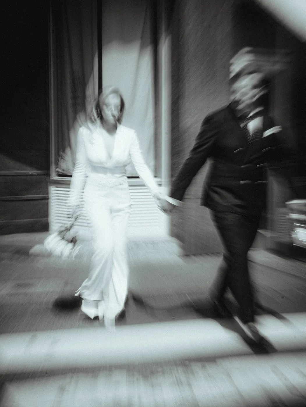 Brautpaar Hand in Hand in Köln, schwarz-weiß