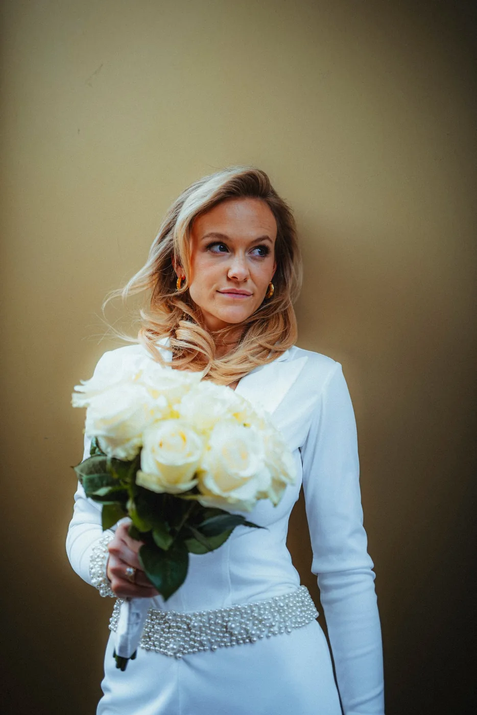 Aimee mit weißen Rosen
